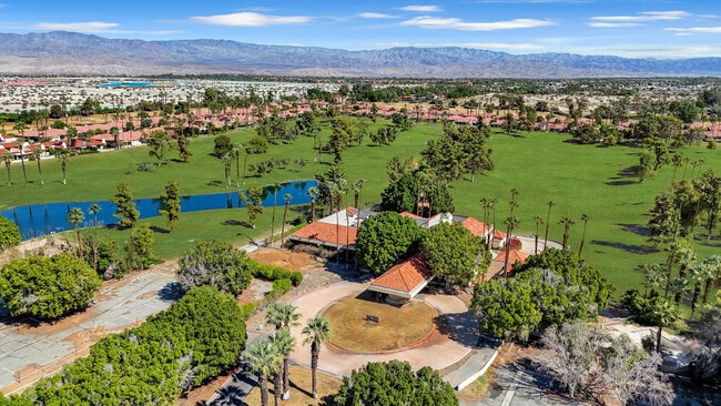 Building Photo - 216 W Kavenish Dr