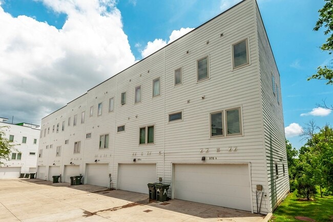 Building Photo - 970 Youngs Ln