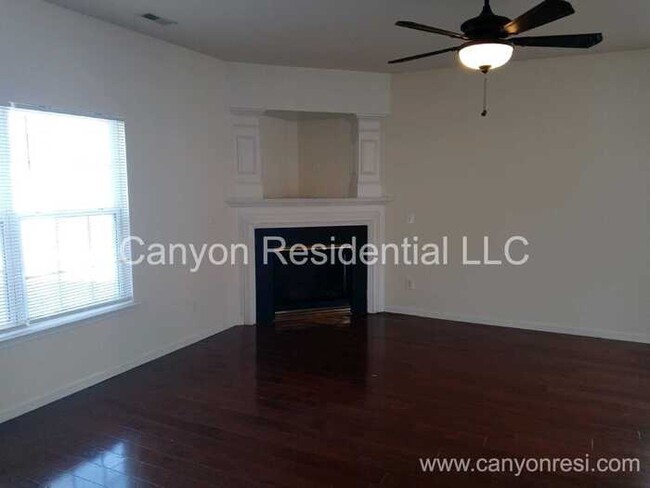 Building Photo - Beautiful, spacious 3-bedroom house with b...