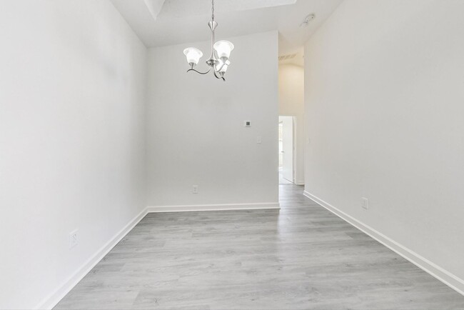 Building Photo - Fully Renovated - Top Floor 2BD/2BA Condo ...