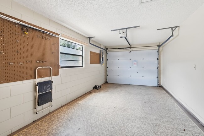 Building Photo - Charming 2/2 Spacious Home with/ 1 Car Garage in St. Cloud Close to the Lakefront Park