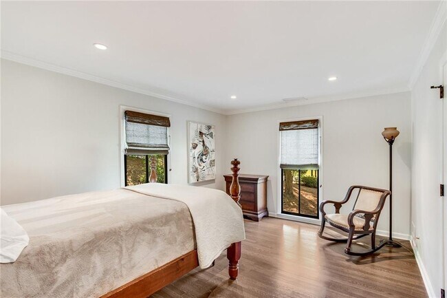 Building Photo - 1100 Kingston Dr NE