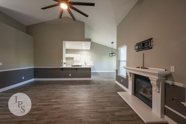 Building Photo - North West Fresno Modern/Updated Home, 3BR/2BA, Built 2004 - Lots of Amenities!