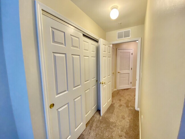 Building Photo - 860 Hampton Cir