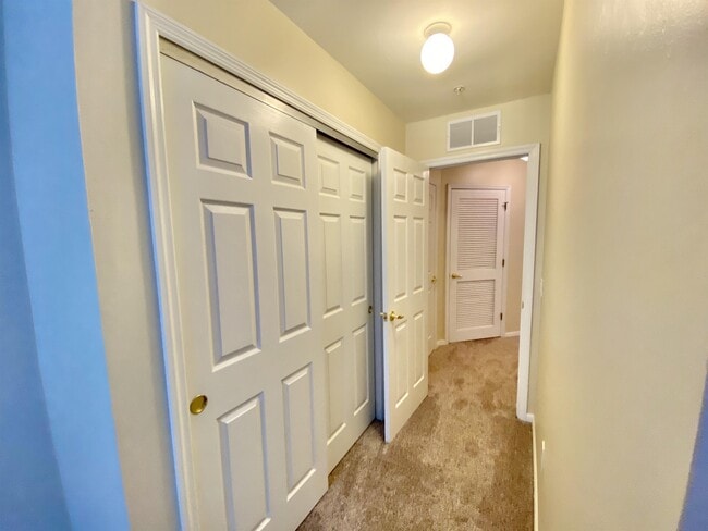 Building Photo - 909 Hampton Cir