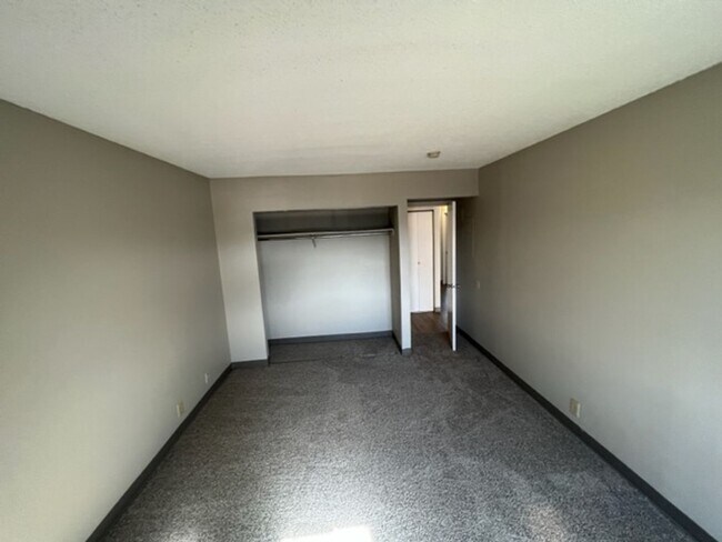 Building Photo - Conveniently Located Downtown Apartment!