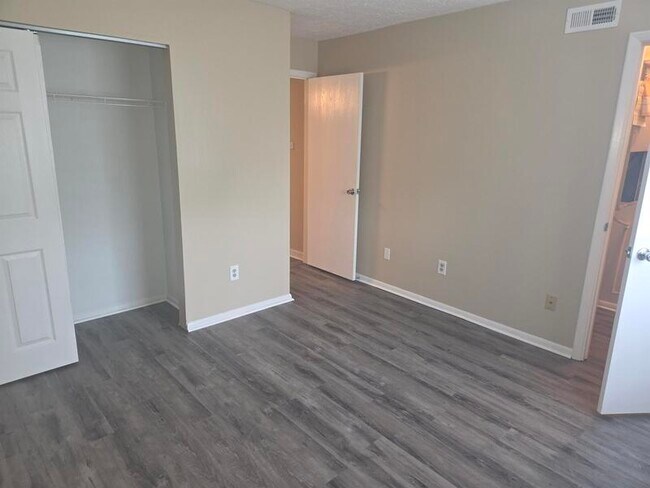 Building Photo - 4240 Village Pkwy Cir E