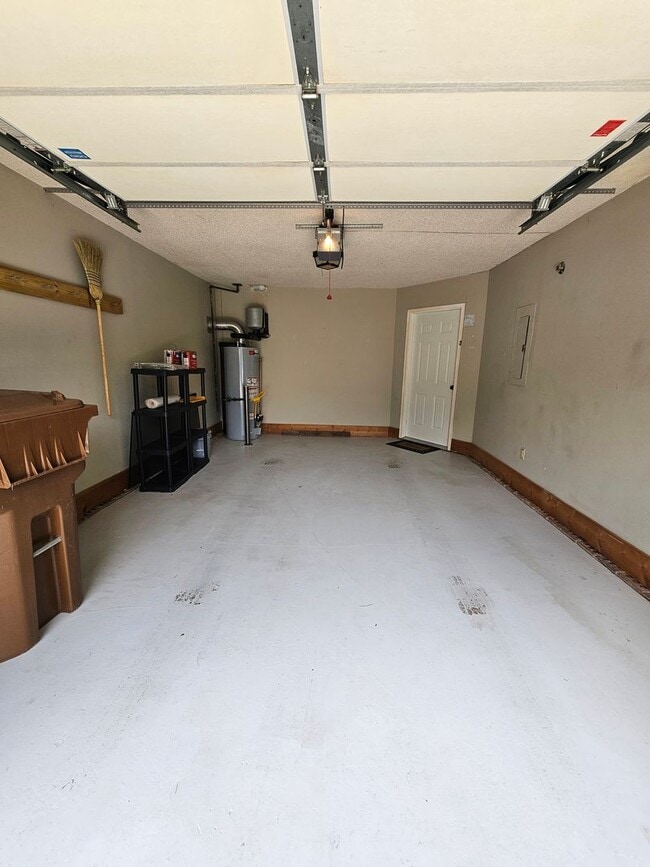 Building Photo - Townhome in Greensboro!