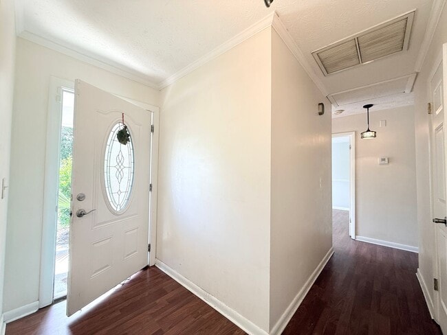 Building Photo - Spacious Living, Modern Updates & Fully Fenced Yard