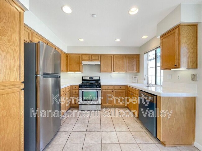 Building Photo - 1889 Kobuk Valley Common