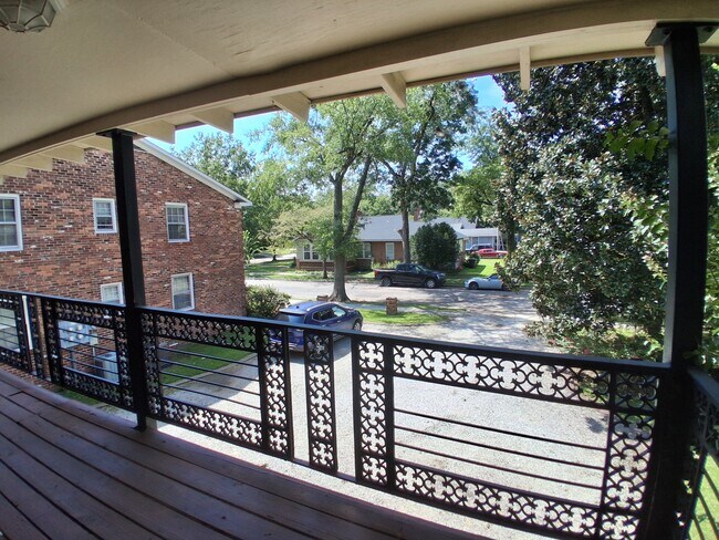 Building Photo - 402 Maple St