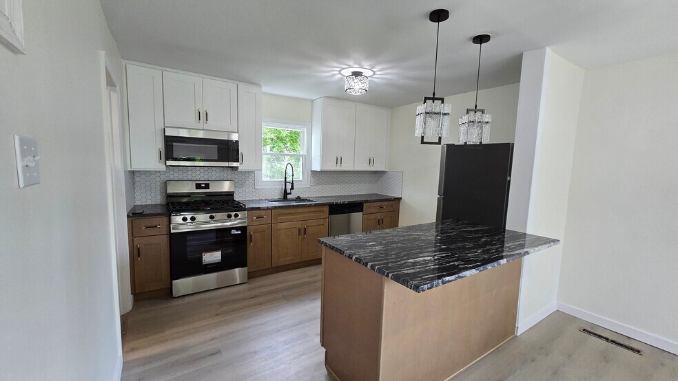 Primary Photo - 2423 Bloomsdale Rd
