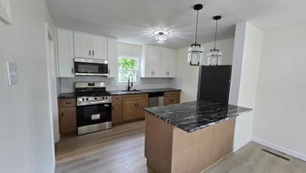 Building Photo - 2423 Bloomsdale Rd