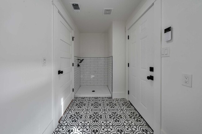 Building Photo - Fully Updated 2BR/2BA Victorian with Priva...