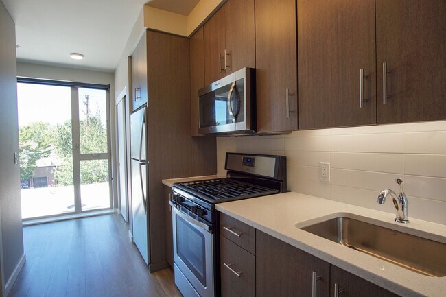 Building Photo - Sellwood 3rd Floor-Studio w W/D Ready Late...