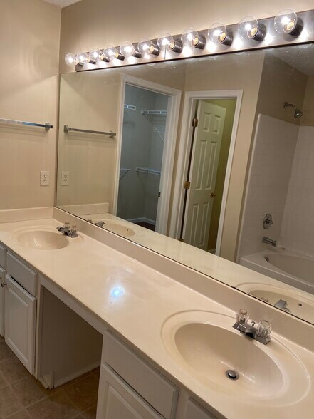 Building Photo - 1671 Heyford Cir NW
