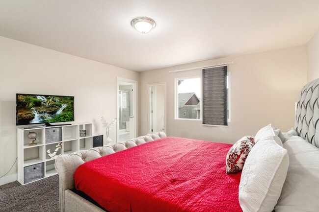 Building Photo - New and Modern Home