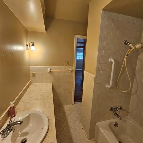 Building Photo - 6033 Sandhurst Ln