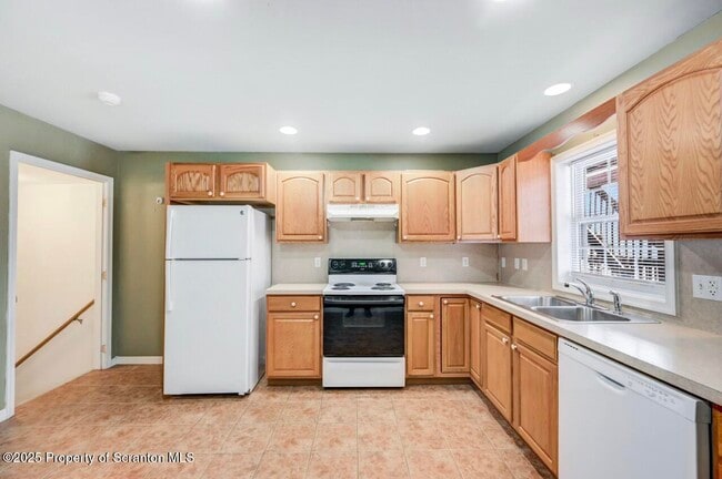 Building Photo - 28 Robin Ln