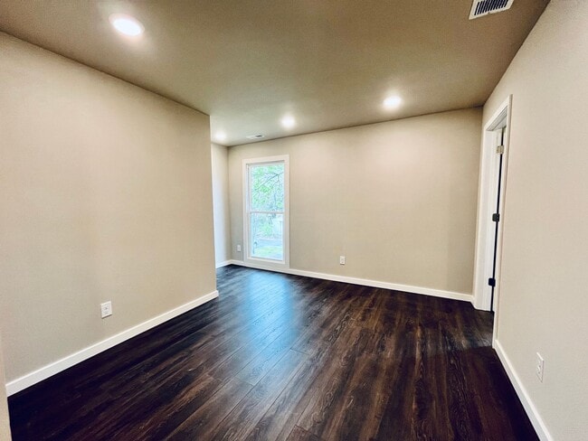 Building Photo - Modern Two Bedroom Two Full Bath House