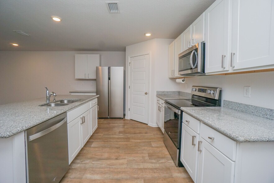 Building Photo - 2379 Kirkwood Dr