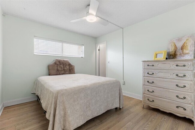 Building Photo - 4775 Cove Cir