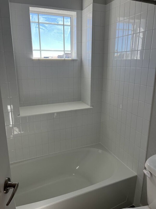 Building Photo - Beautiful Modern 4 Bedroom Home in Superior