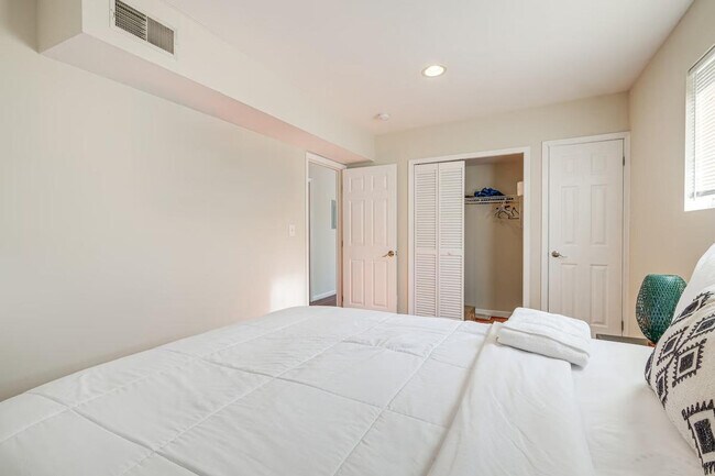 Building Photo - 450a Condon Terrace SE