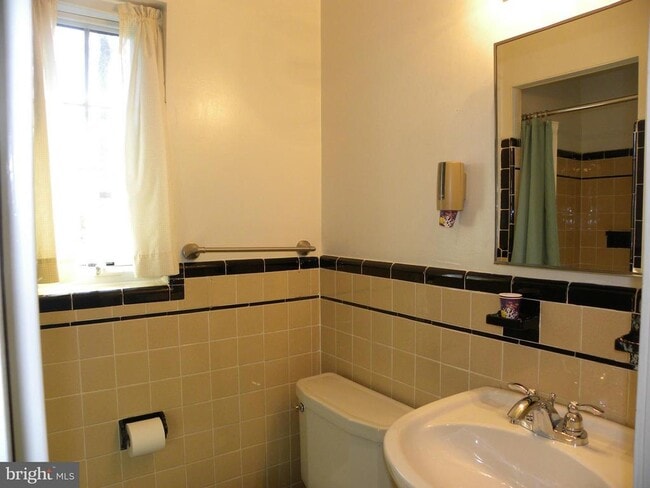 Building Photo - 716 N Overlook Dr