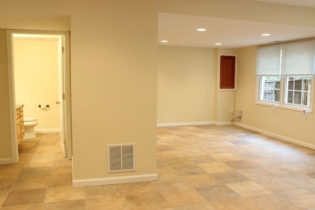 Building Photo - Beautiful 3 bed 2.5 Bath End Unit Brick To...