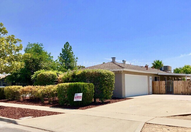 Building Photo - 3653 N Shirley Ave