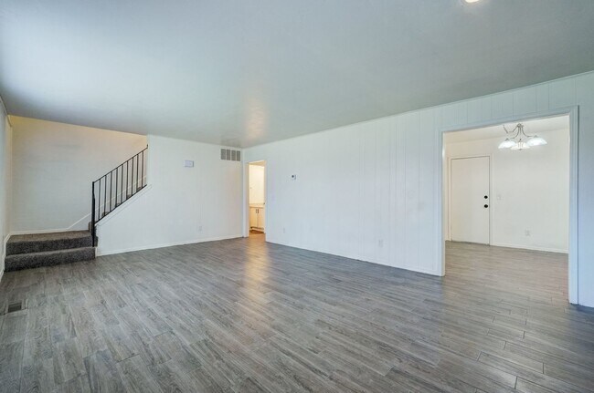 Building Photo - 3 bedroom 2.5 bath - NW Highway and Rockwell