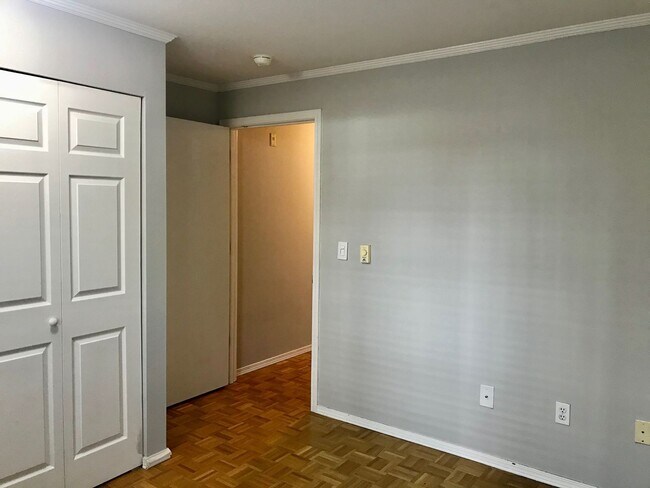 Building Photo - Two Bedroom/Two bath Capitol Hill Condo - ...