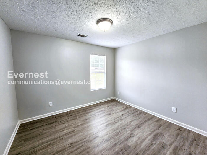 Building Photo - 707 Cloverdale Dr