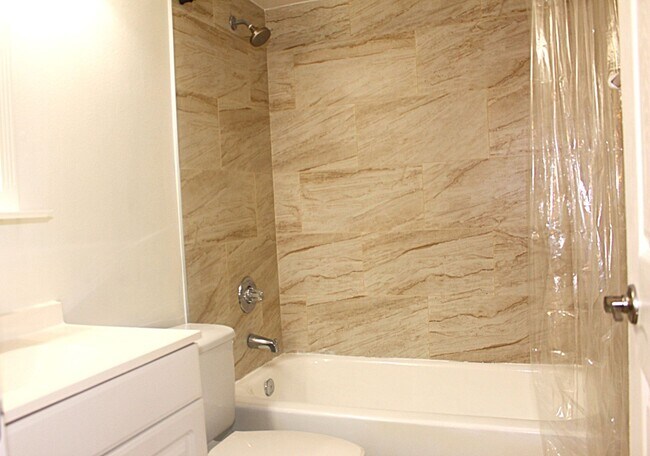 Building Photo - Lovely Condo for rent  ( New Lower Price)