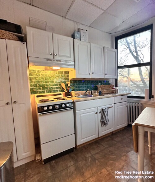 Building Photo - 583 Beacon St