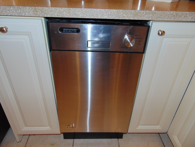 STAINLESS DISHWASHER - 1045 Country Club Dr