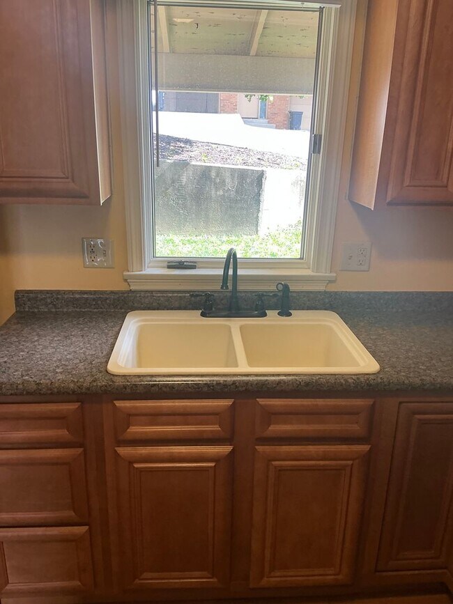 Building Photo - Townhome - 3 Bedroom/ 2.5 Bathroom - Avail...