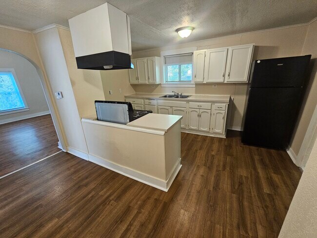 Building Photo - 319 W Linden Ave