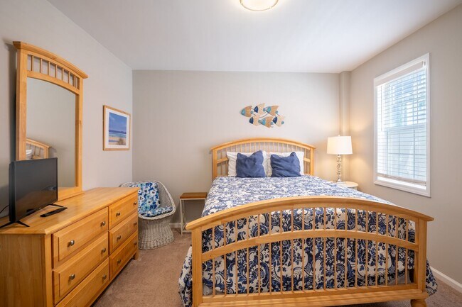 Building Photo - PERFECT OFF-SEASON BEACH GETAWAY