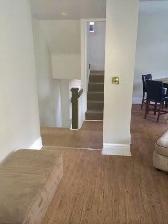 Building Photo - *** Amazing Shadyside Apartment * Walk to everything * Pet Friendly * Duplex Style Apartment * Lu...