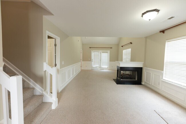 Building Photo - 121 Goldfinch Ave