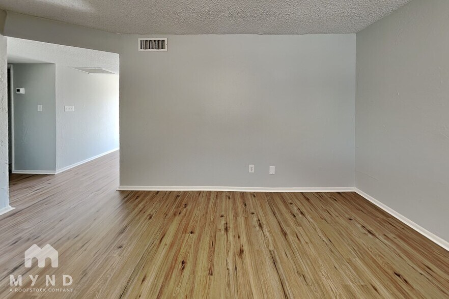 Building Photo - 10716 N Arapaho Dr