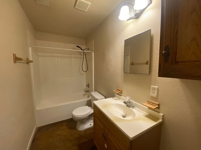 Building Photo - 1723 W Matthews Ave