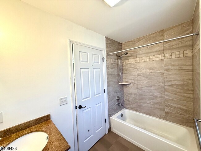 Building Photo - 623 Magnolia Ave