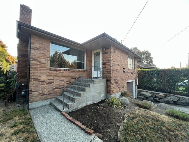 Building Photo - Classic 4 Bed Brick Home in Ravenna