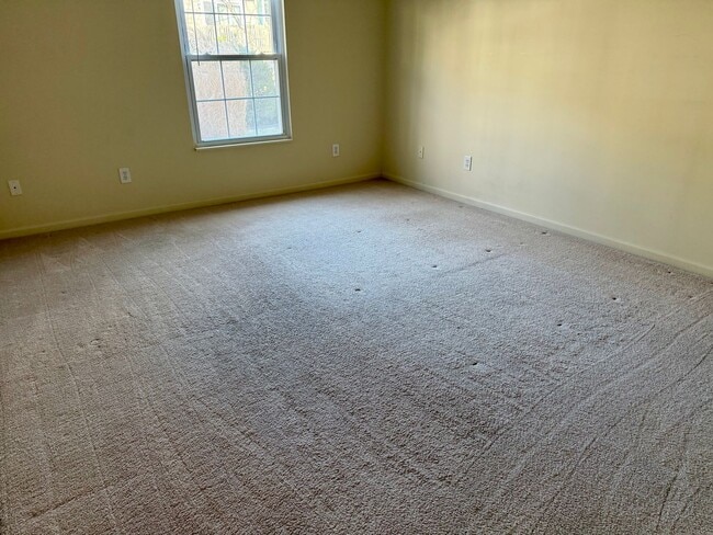 Building Photo - Beautiful 3BR 3BA Townhouse • Updated Kitchen • Deck • 2-Car Garage in Beavercreek