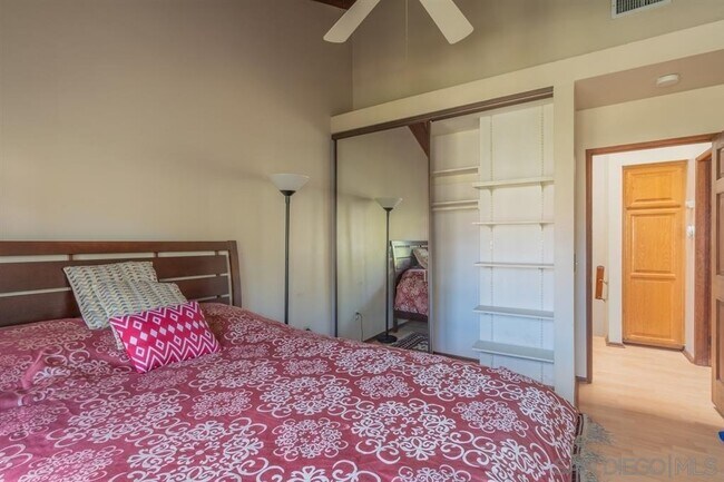 Building Photo - 8642 Villa La Jolla Dr