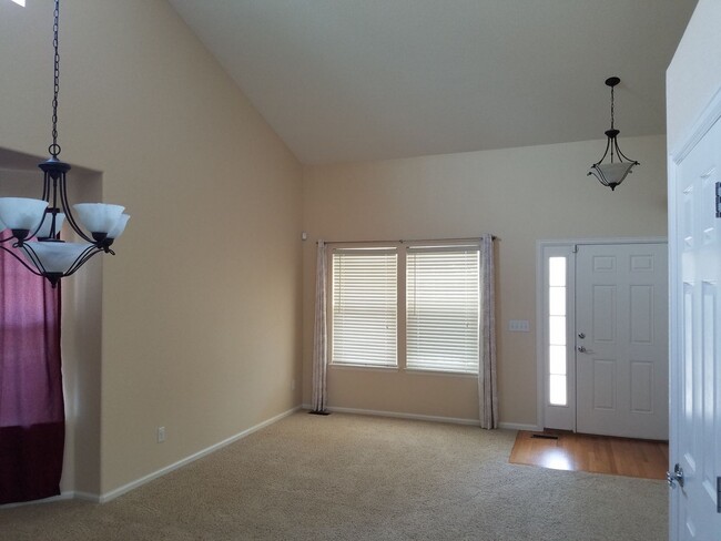 Building Photo - Tollgate Crossing 2 Story, 6 Bedrooms, Fin...