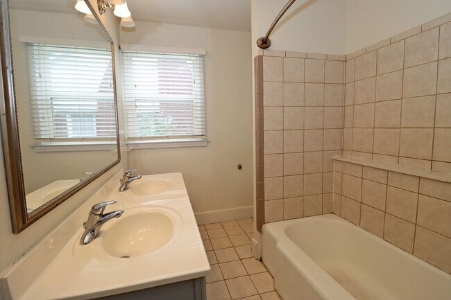 Building Photo - 2716 Heyward St